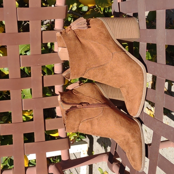 Universal Thread Light Brown Suede Booties Side Zipper 7 - Picture 1 of 8